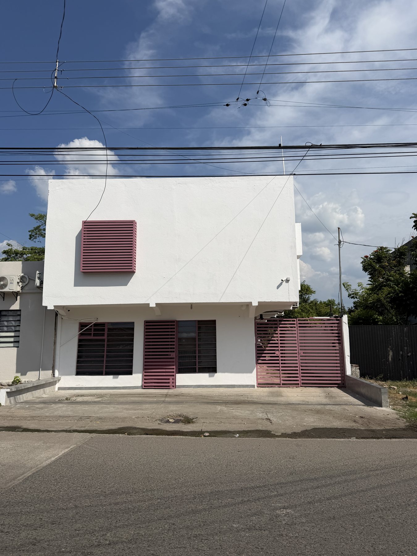 Fachada principal desde la calle