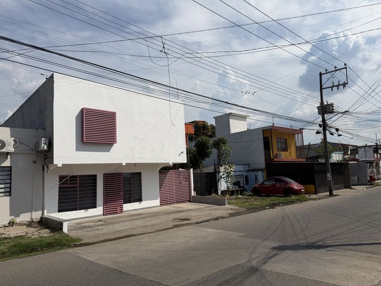 Fachada · esquina y accesos