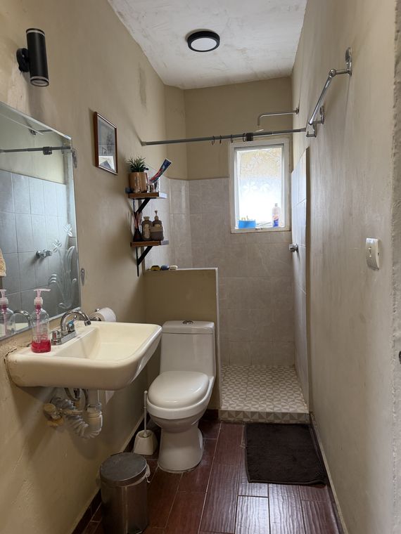 Baño con lavabo y sanitario