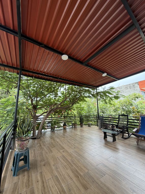 Terraza cubierta con vista al jardín