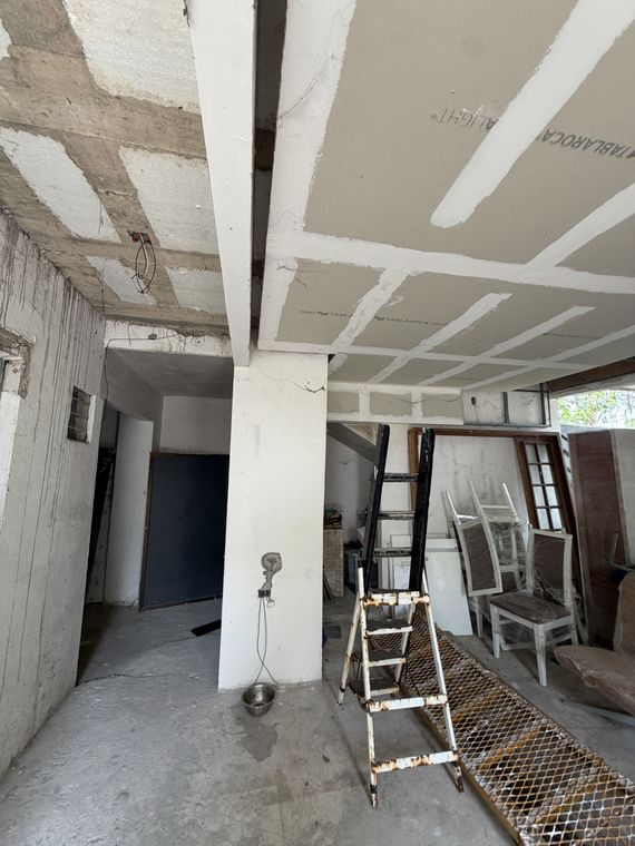 Área en obra con doble altura