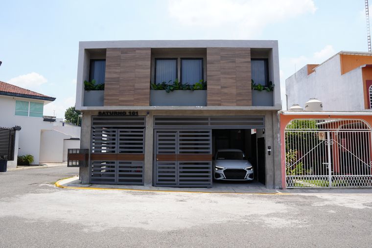 Fachada principal · vista 2 de 3