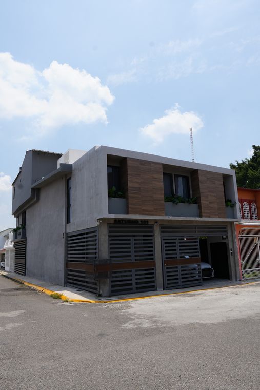 Fachada lateral desde la calle · vista 3 de 4