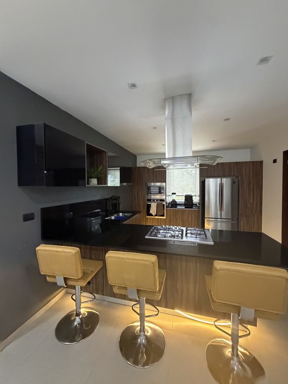 Cocina con barra y campana central