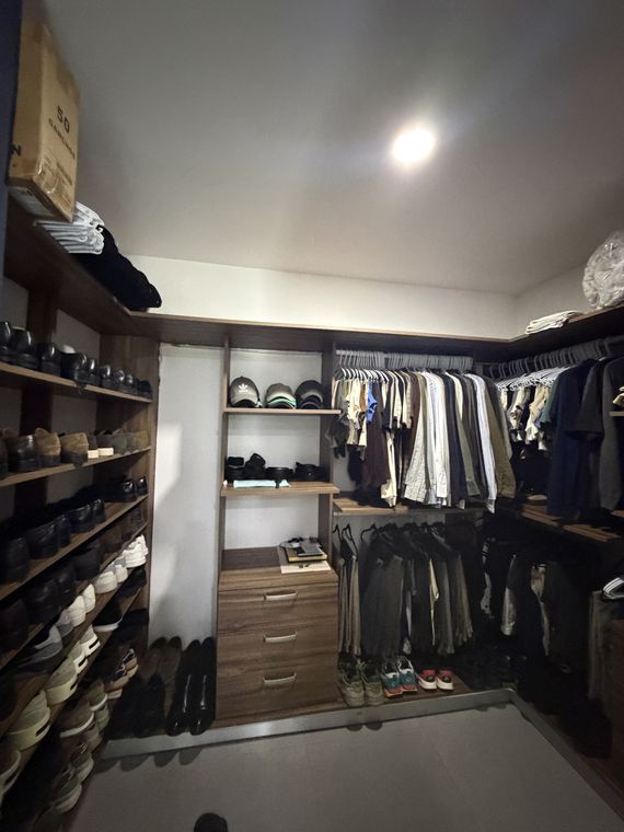 Vestidor con clóset abierto
