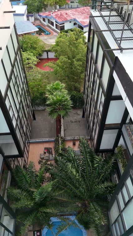 Patio central con alberca · vista 6 de 10