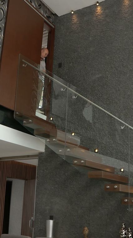 Escalera de cristal y muro de piedra · vista 4 de 4