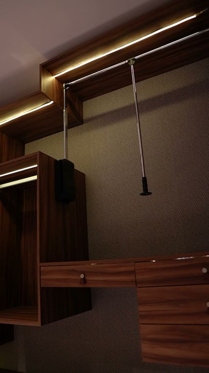 Vestidor con herrajes y luz integrada