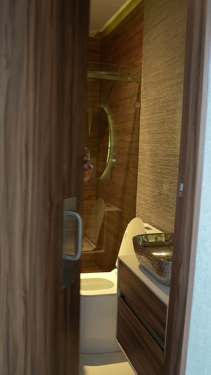 Baño con lavabo de sobreponer y espejo retroiluminado