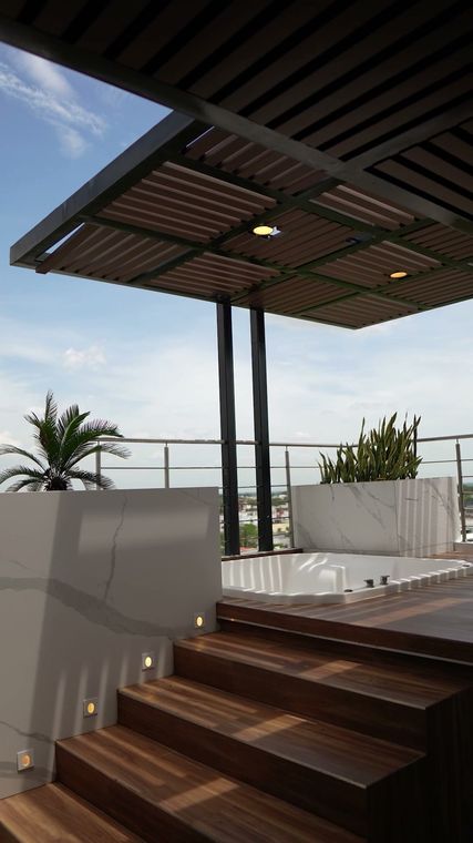 Roof garden con jacuzzi y deck de madera
