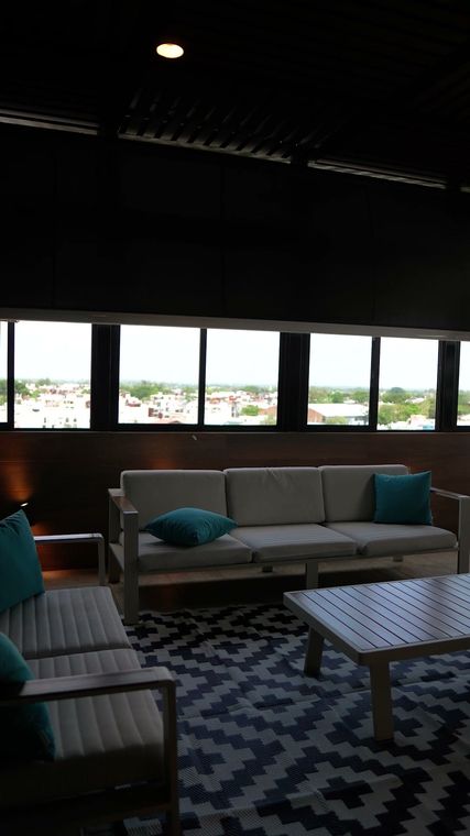 Sala de la terraza bajo techo de madera